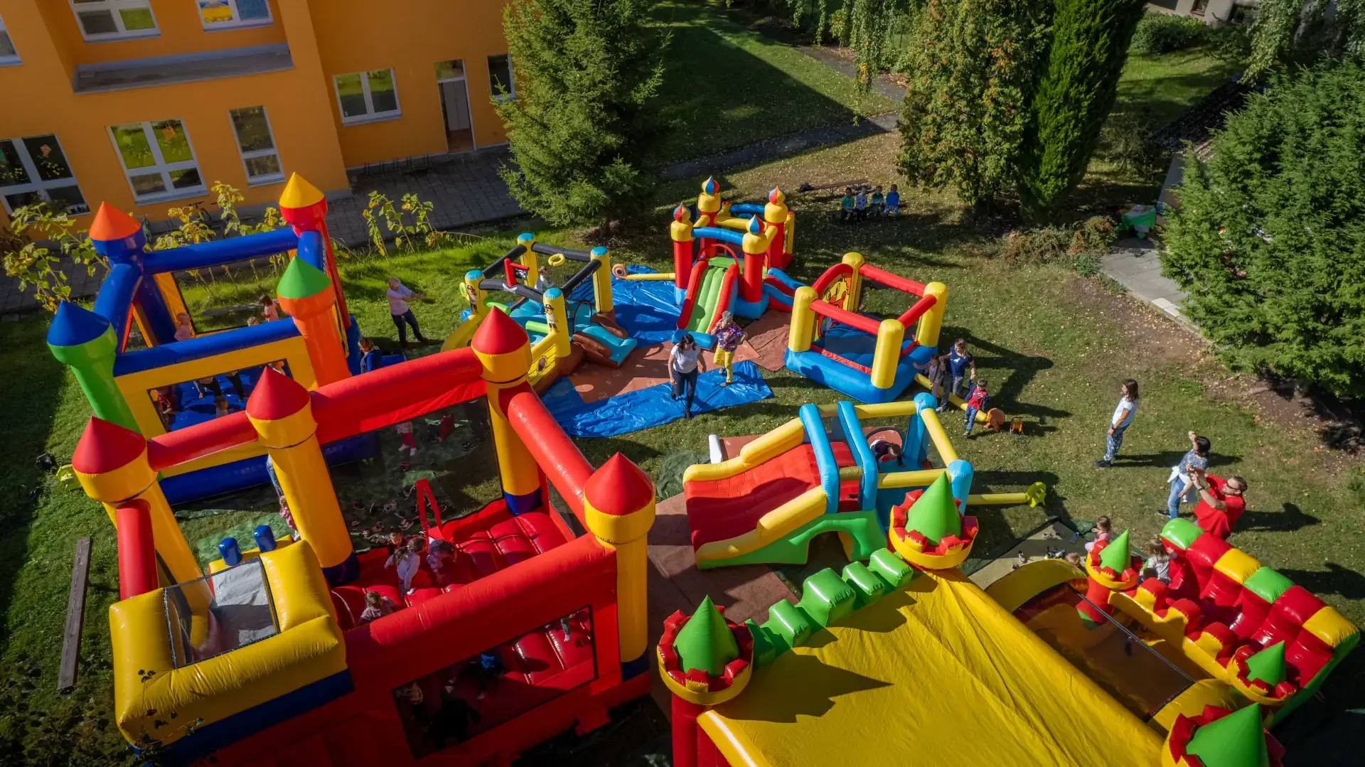 Skákací hrad červený